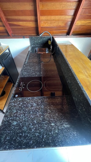 Chalé | Cozinha privada | Frigobar, micro-ondas, cooktop, talheres/pratos/utensílios de cozinha