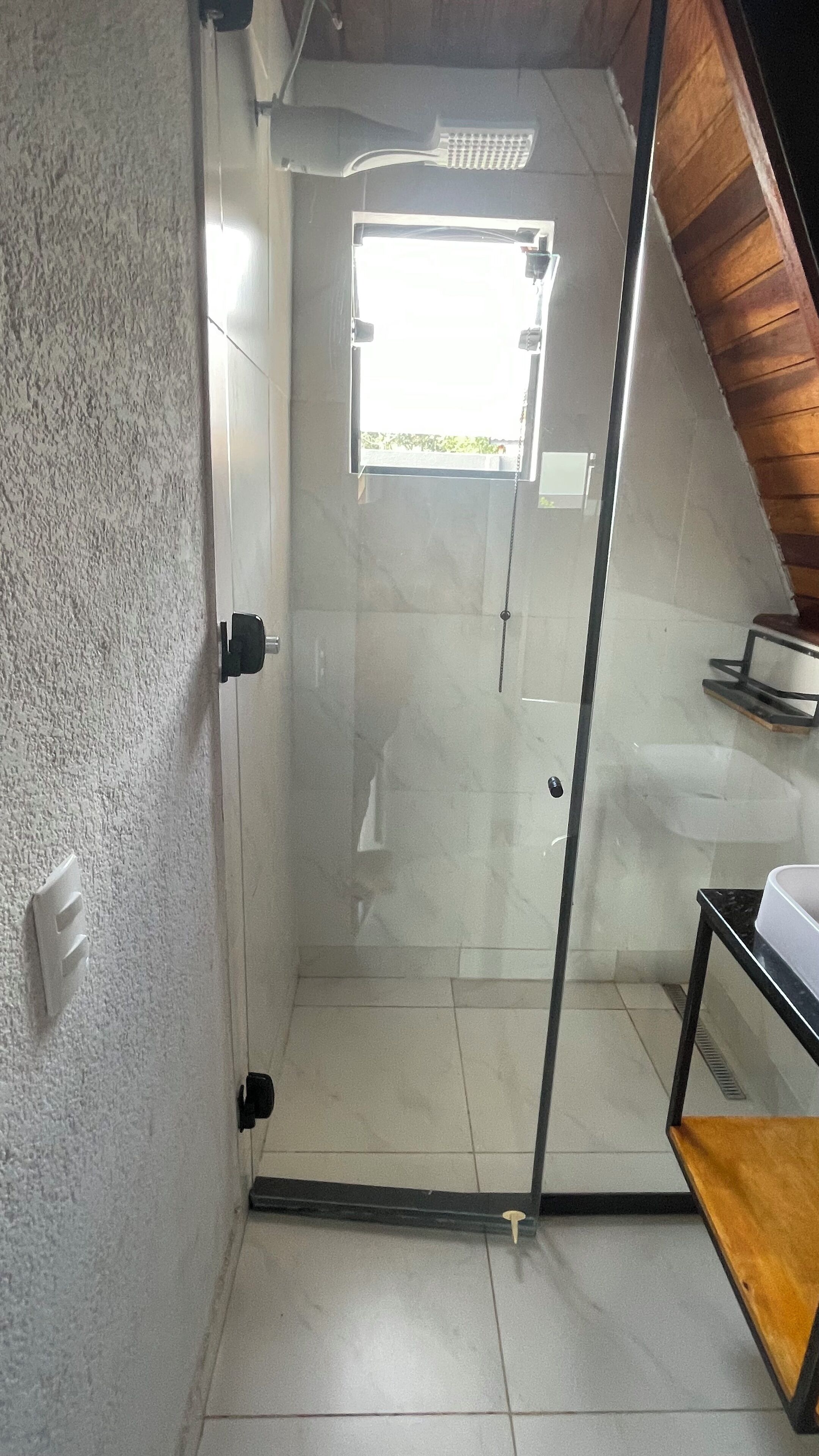 Chalé | Banheiro | Banheira e chuveiro separados, produtos de toalete grátis