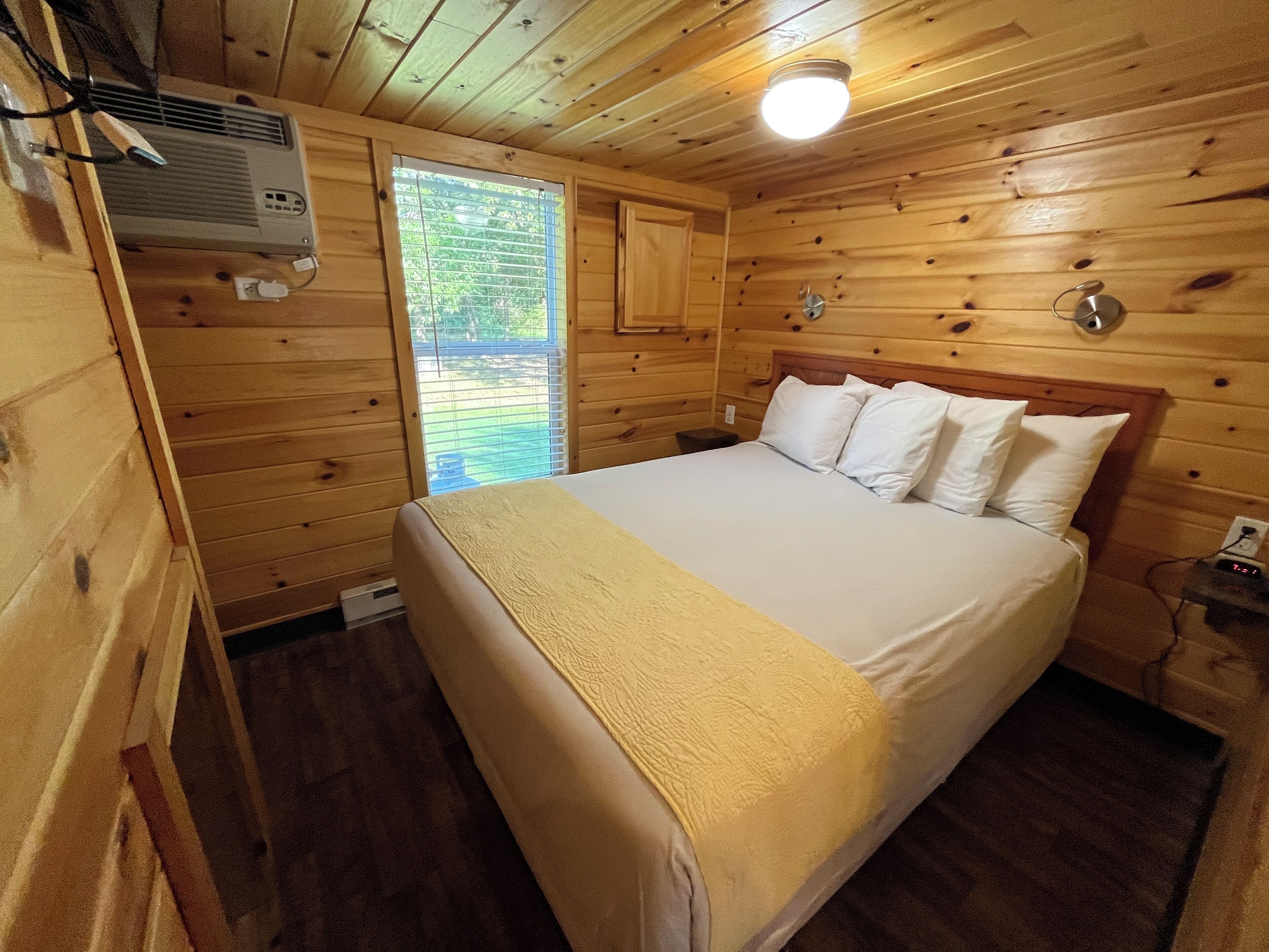 Tabla de planchar con plancha, wifi y ropa de cama 