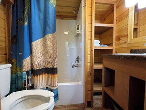 Asciugacapelli, asciugamani, sapone, carta igienica