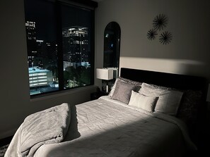 1 bedroom, iron/ironing board, WiFi, bed sheets - Luxury High Rise • Rooftop Pool (Atlanta)