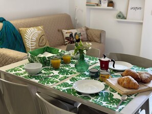Dining - Casa Bonita, an oasis of relaxation, set in a garden with a swimming pool. (Desenzano del Garda)