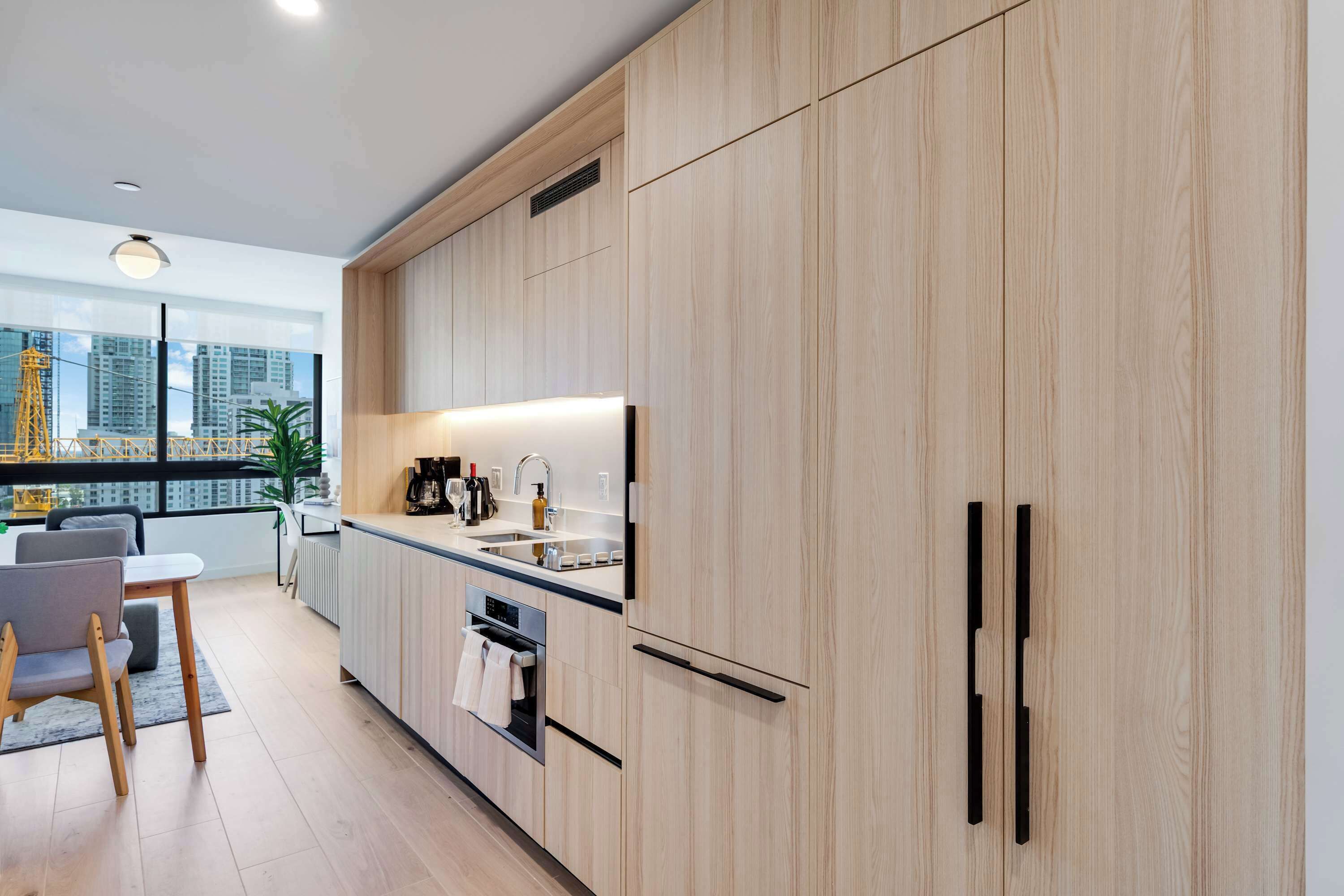 Een koelkast, een microgolfoven, een oven, een kookplaat