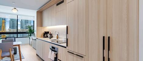 Een koelkast, een microgolfoven, een oven, een kookplaat