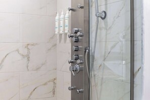 Een douche, een haardroger, handdoeken, zeep