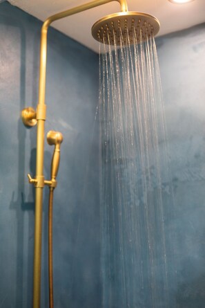 Secadora de cabello, toallas, jabón, papel de baño 