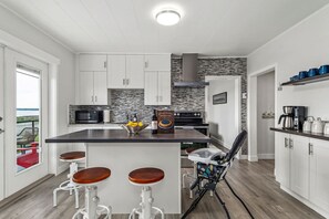 Réfrigérateur, four à micro-ondes, un four, surface de cuisson