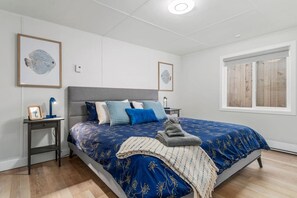 1 habitación, escritorio, tabla de planchar con plancha y cuna de viaje 