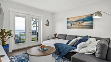 1 chambre, bureau, fer et planche à repasser, lit de bébé portatif