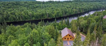 Uniquely landscaped log cabin with spa!