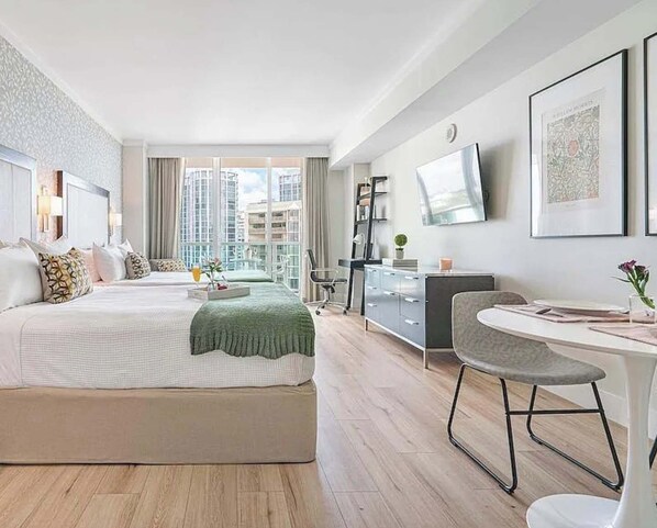 Escrivaninha, ferros/tábuas de passar roupa, berço de viagem, Wi-Fi