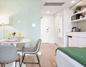 Dining - Coconut Grove Luxury Suite Ocean View Rooftop Pool (Miami)