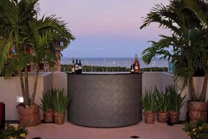 Bar (on property) - Coconut Grove Luxury Suite Ocean View Rooftop Pool (Miami)