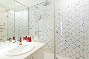 Dusche, Haartrockner, Handtücher, Seife