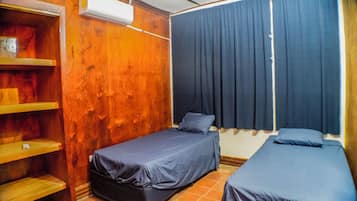 5 bedrooms, iron/ironing board, Internet, bed sheets