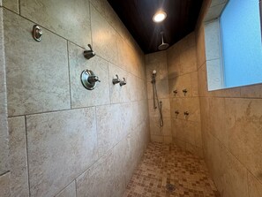 Shower, jetted bath, hair dryer, towels - Salty Fins - Beachfront - Large group Welcome (Freeport)
