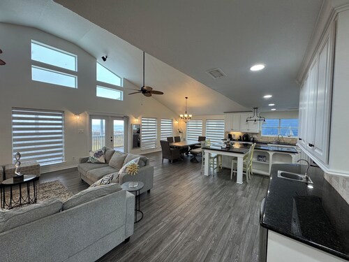 Salty Fins - Beachfront - Large group Welcome