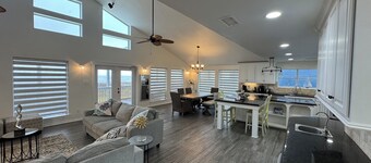 Salty Fins - Beachfront - Large group Welcome