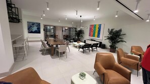 Ein modernes Interieur mit Essbereich, Sitzgelegenheiten und einer Treppe.