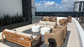Outdoor dining - District 225 Condo in Downtown Miami 1BR/1BA Rooftop pool. (Miami)
