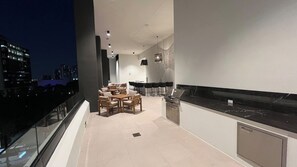 Eine moderne Küche mit Essbereich, einer Bar und Blick auf die Stadtlandschaft.