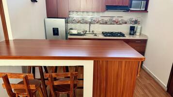 Een microgolfoven, een koffiezetapparaat/waterkoker