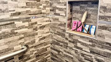 Handtücher, Seife, Toilettenpapier