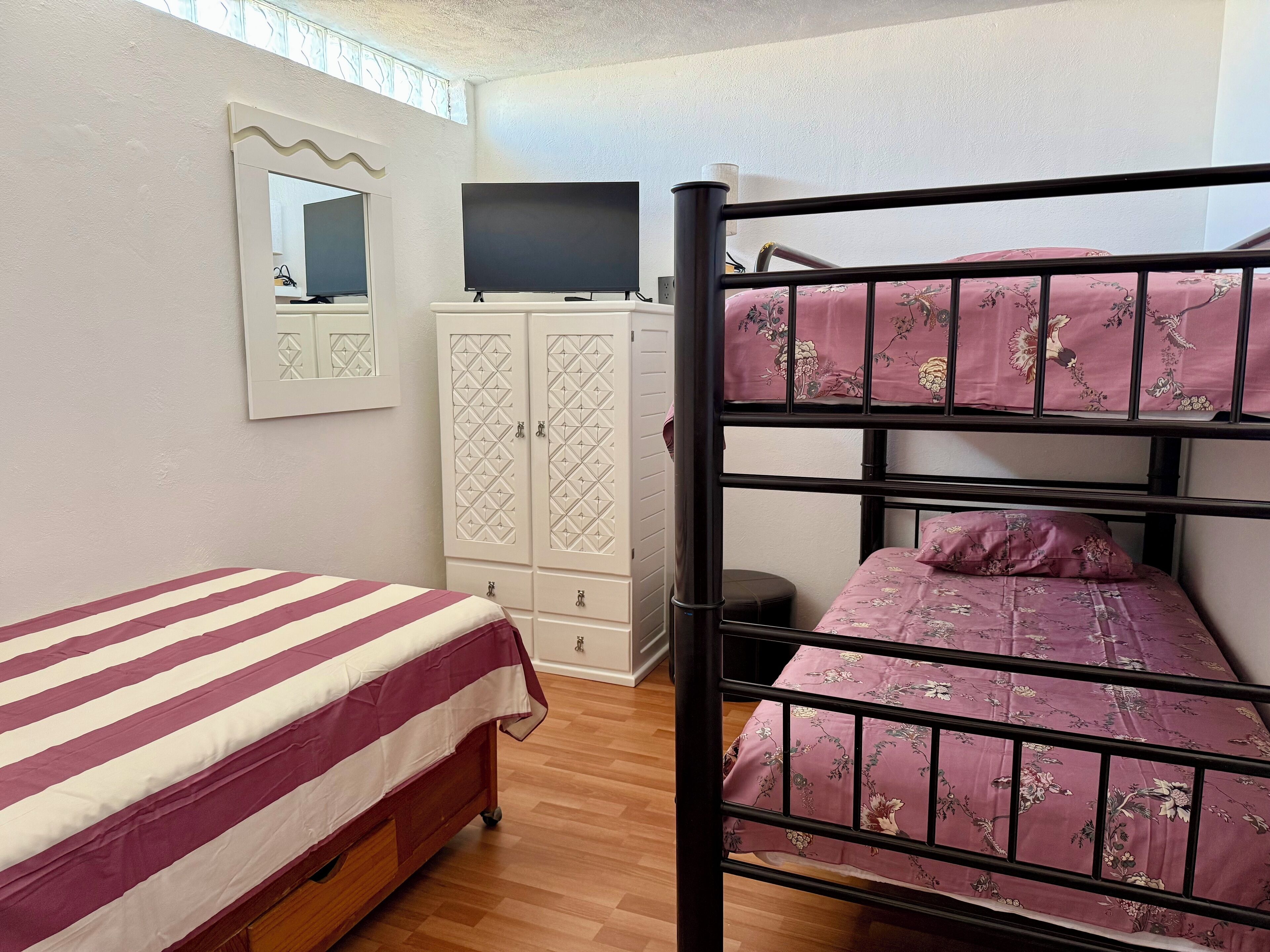 2 habitaciones, tabla de planchar con plancha y wifi gratis 