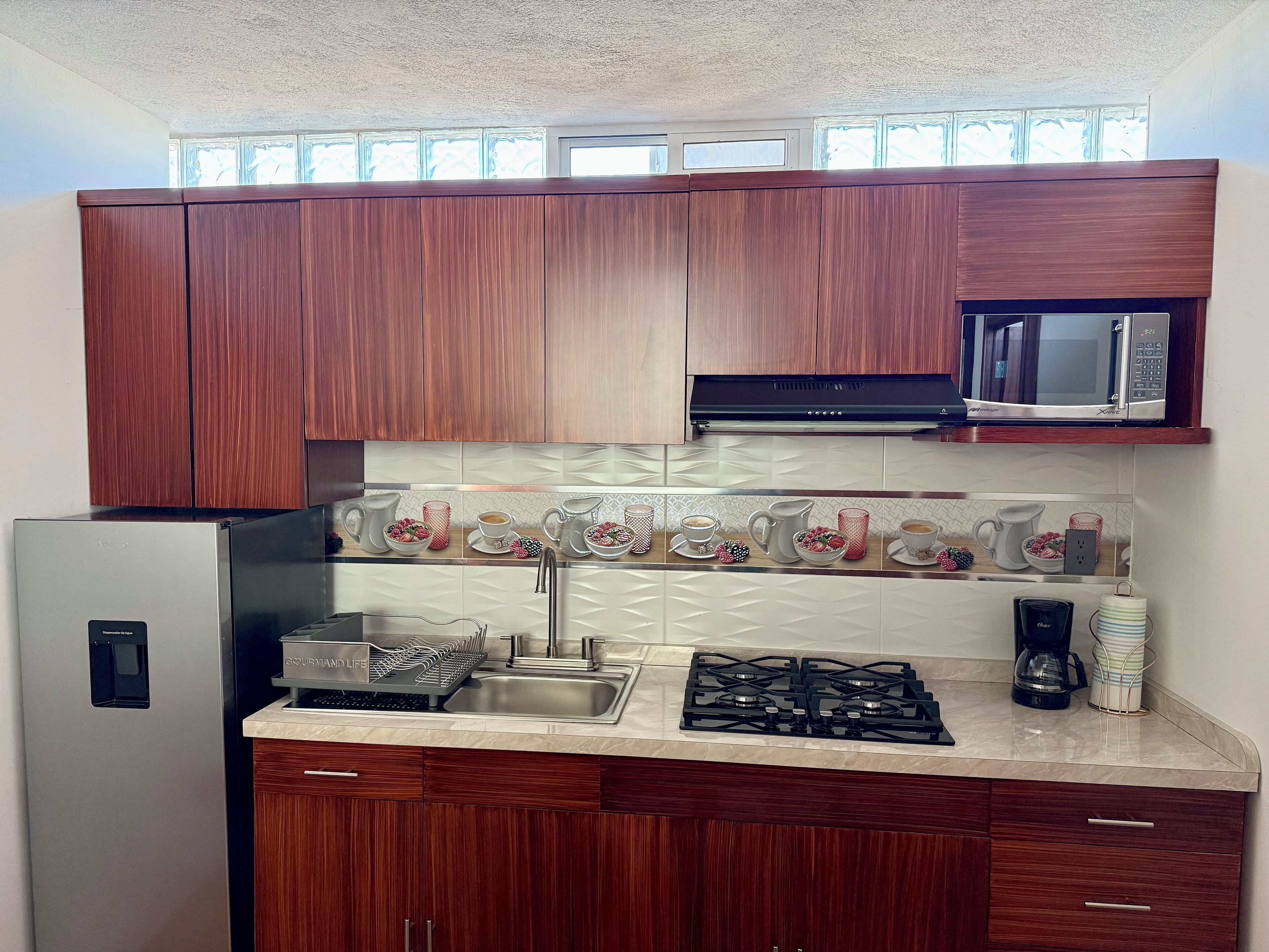 Microondas, cafetera/tetera, utensilios de cocina, mesa de comedor