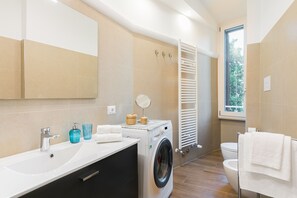 Hair dryer, bidet, towels, soap - Nanni's House - Family apartment near the Colosseum (Roma)