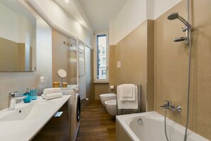 Hair dryer, bidet, towels, soap - Nanni's House - Family apartment near the Colosseum (Roma)