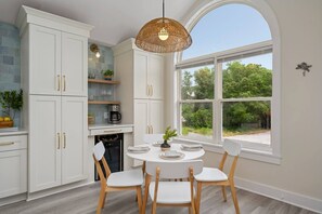 Dining - Honu Hut + Beachy Bungalow + Pet-Friendly (Kill Devil Hills)