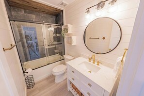 Hair dryer, towels, soap, shampoo - Honu Hut + Beachy Bungalow + Pet-Friendly (Kill Devil Hills)