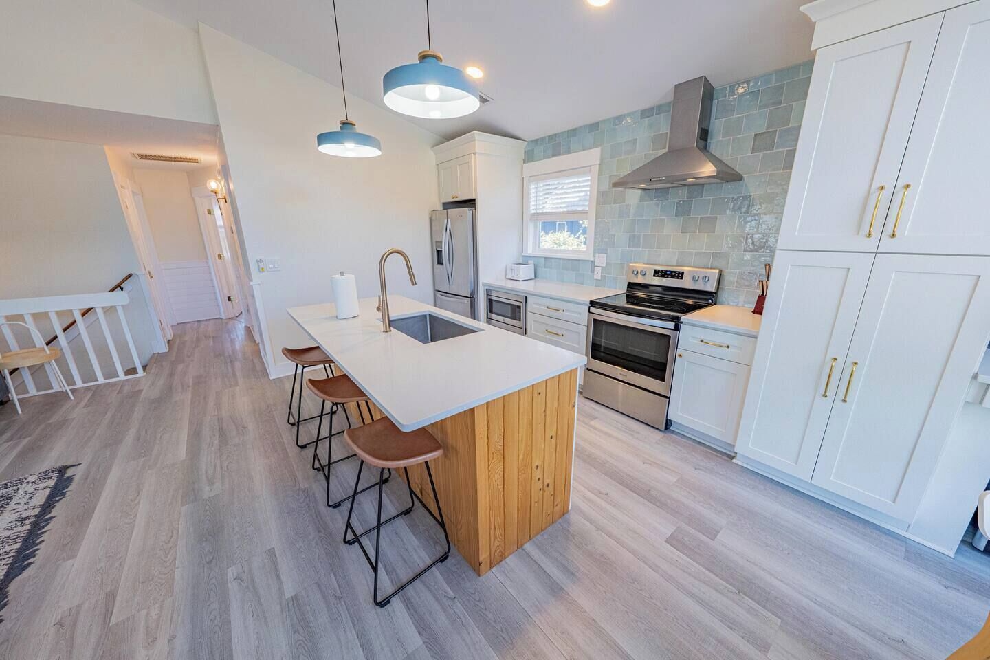 Jääkaappi, mikroaaltouuni, uuni, liesi