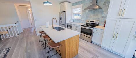 Jääkaappi, mikroaaltouuni, uuni, liesi