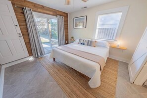 3 bedrooms, iron/ironing board, WiFi, bed sheets - Honu Hut + Beachy Bungalow + Pet-Friendly (Kill Devil Hills)