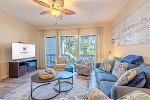 TV - Relaxing Villa Near Coligny | Walk to Beach + Pool (Hilton Head Island)