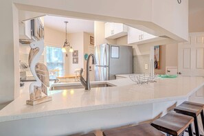 Fridge, microwave, oven, stovetop - Relaxing Villa Near Coligny | Walk to Beach + Pool (Hilton Head Island)
