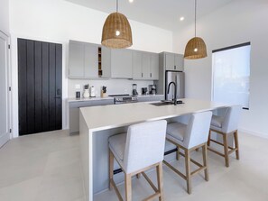 Fridge, microwave, oven, stovetop - The Retreat, Spacious 1-Bed, 1-Bath Villa (Caicos Islands)