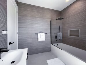 Shower, hair dryer, towels, soap - The Retreat, Spacious 1-Bed, 1-Bath Villa (Caicos Islands)