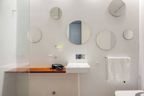 Ducha, secador de pelo, bidet, toallas