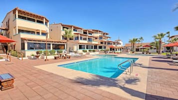 2 piscinas al aire libre