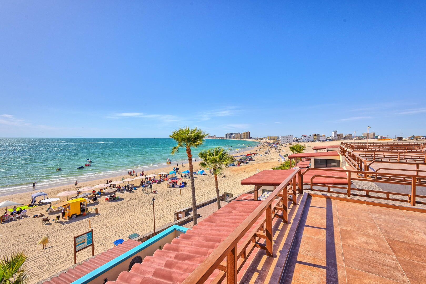 En la playa, playa de arena blanca y 6 bares en la playa 