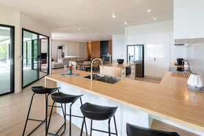 Mikrobølgeovn, ovn, kokeplater og oppvaskmaskin