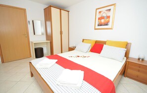 2 bedrooms, iron/ironing board, free WiFi - Awesome apartment in Okrug Gornji with WiFi (Okrug Gornji)