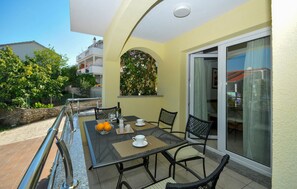 Outdoor dining - Awesome apartment in Okrug Gornji with WiFi (Okrug Gornji)