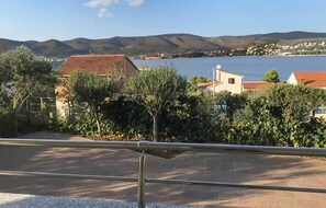Property grounds - 2 bedroom stunning apartment in Okrug Gornji (Okrug Gornji)