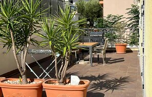 Outdoor dining - 2 bedroom stunning apartment in Okrug Gornji (Okrug Gornji)