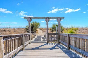 Property grounds - Oceanfront 2BR Luxury - Balcony - Coligny Views (Hilton Head Island)