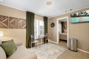 TV, books - A Cedar Key Dock Holiday! (Cedar Key)